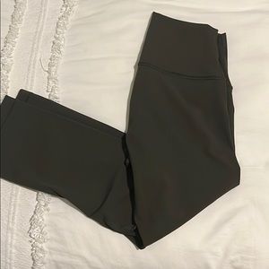 Deep green Lulu lemon cropped leggings